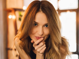 Photo de profil sexy du modèle DanielleWorld, pour un live show webcam très hot !