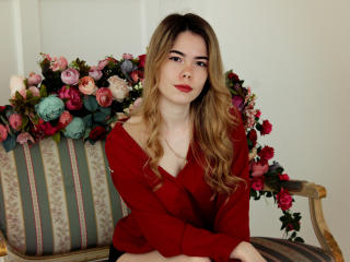 매우 야한 라이브 웹캠 쇼를 하는 DellightGirl의 섹시한 프로파일 포토!