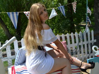 WomanIsAngel - Webcam sexe avec cette Incroyable jeune fille sexy avec des seins bien proportionnés sur XLove.com 