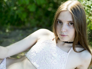 RamonaFlowers - Webcam live sexe avec une Belle camgirl bien roulée avec des petits nichons sur la plateforme Xlove 