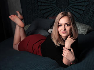 EvaBilberry - Cam sex avec cette éclatante demoiselle hot au décolleté vertigineux sur Xlove 